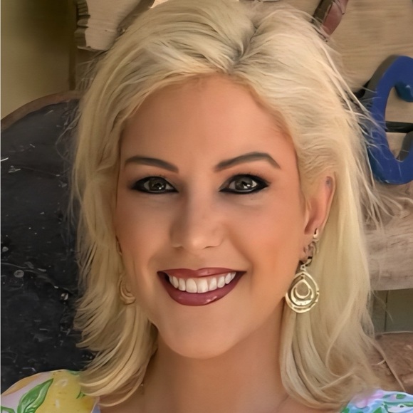 Meet your Posher, Meredith - Picture 1 of 12